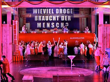 Gut frequentiert wird in Sebastian Baumgartens "Tannhäuser" vor allem der Alkoholator. Warum die leicht gekleidete Dame rechts die Hände ringt, ist unklar. Drücken die Kompressionsstrümpfe? Foto: Bayreuther Festspiele/Enrico Nawrath