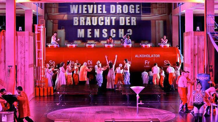 Gut frequentiert wird in Sebastian Baumgartens "Tannhäuser" vor allem der Alkoholator. Warum die leicht gekleidete Dame rechts die Hände ringt, ist unklar. Drücken die Kompressionsstrümpfe? Foto: Bayreuther Festspiele/Enrico Nawrath