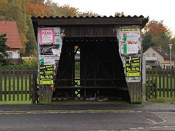 Das Buswartehäuschen in Schildeck wurde im Frühjahr von Vandalen demoliert. Foto: Ulrike Müller