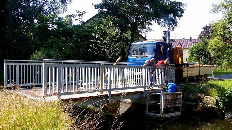 Stück für Stück wuchs in den vergangenen Tage die Brücke Richtung Feuln. Foto: Dieter Hübner