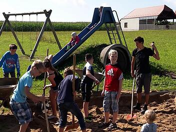 Auch die Singenrainer Kinder halfen mit, ihren Spielplatz wieder auf Vordermann zu bringen. Foto: Isabell Gerr