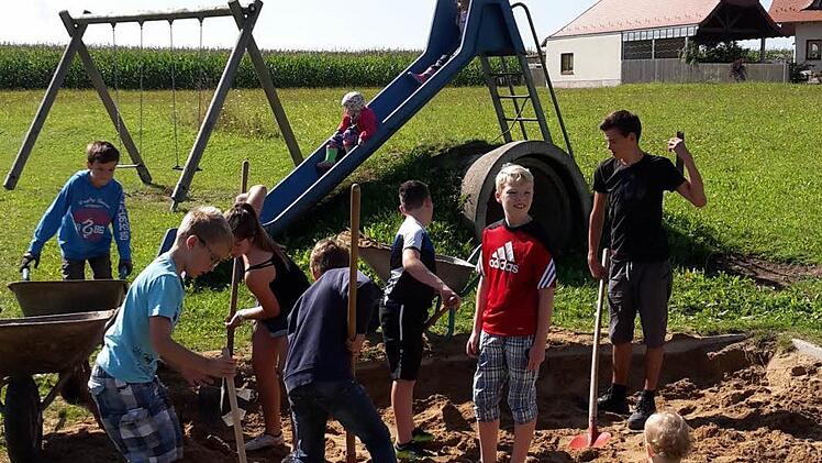Auch die Singenrainer Kinder halfen mit, ihren Spielplatz wieder auf Vordermann zu bringen. Foto: Isabell Gerr