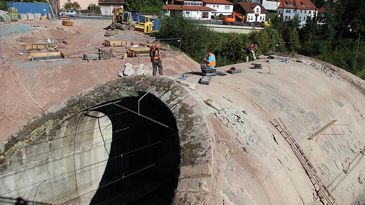 Die alte Gewölbebrücke wurde per Bohrhammer und in Handarbeit weitgehend freigelegt.  Foto: Friedwald Schedel