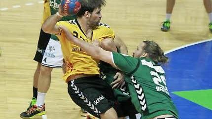 Adnan Harmandic setzt sich energisch gegen zwei Wetzlarer Spieler durch.