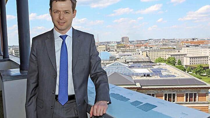 Thomas Silberhorn über den Dächern von Berlin Foto: RiegerPress