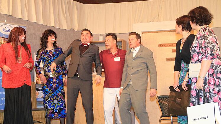 Masseur Harry (Mitte, Michael Kunzelmann) macht den beiden Hochstaplern endgültig den Garaus. Foto: Gerda Völk