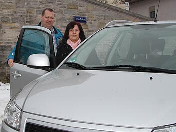 Inge Rölling hat selbst kein Auto. Gerade beim Einkaufen schwerer Sachen ist sie auf Hilfe angewiesen. Der Schondraer Bürgermeister Bernold Martin arbeitet zusammen mit seinen Kollegen der anderen Gemeinden der Rhönallianz an einem Fahrdienst, um das Problem zu lösen. Foto: Ulrike Müller