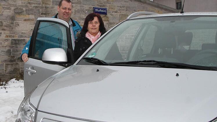 Inge Rölling hat selbst kein Auto. Gerade beim Einkaufen schwerer Sachen ist sie auf Hilfe angewiesen. Der Schondraer Bürgermeister Bernold Martin arbeitet zusammen mit seinen Kollegen der anderen Gemeinden der Rhönallianz an einem Fahrdienst, um das Problem zu lösen. Foto: Ulrike Müller