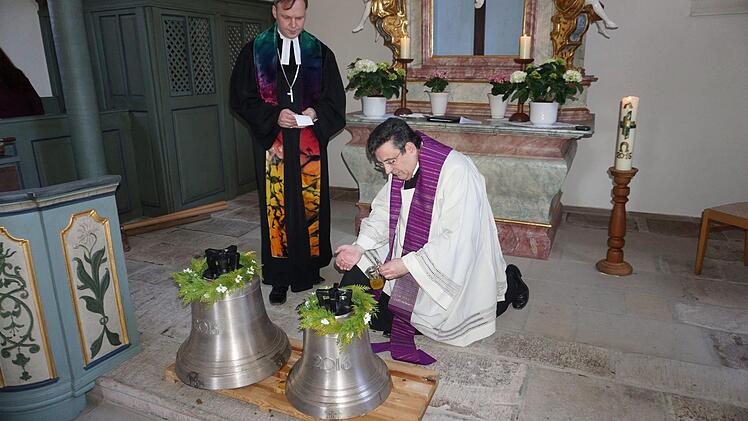 Salbung der neuen Glocken durch Dekan Michael Krammer. Mit im Bild Dekan Till Roth. Foto: Marion Eckert