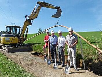 Der Bau der Druckleitung von der Kläranlage Neuensorg hinauf zur Kreisstraße hat begonnen. Im Bild (von links) Alexander Baumer und Claus Schreyer von Günther-Bau, Bürgermeister Franz Uome und Bauamtsleiter André Weber beim Spatenstich.  Foto: Klaus-Peter Wulf
