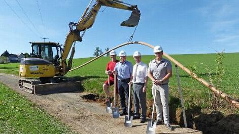 Der Bau der Druckleitung von der Kläranlage Neuensorg hinauf zur Kreisstraße hat begonnen. Im Bild (von links) Alexander Baumer und Claus Schreyer von Günther-Bau, Bürgermeister Franz Uome und Bauamtsleiter André Weber beim Spatenstich.  Foto: Klaus-Peter Wulf