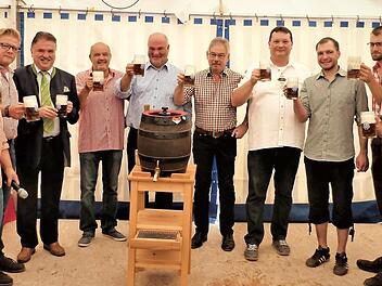 Nach dem Bieranstich durch Stadtoberhaupt Roland Wolfrum (links) stießen die Ehrengäste auf das Brauereifest an. Foto: Werner Reißaus