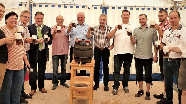 Nach dem Bieranstich durch Stadtoberhaupt Roland Wolfrum (links) stießen die Ehrengäste auf das Brauereifest an. Foto: Werner Reißaus