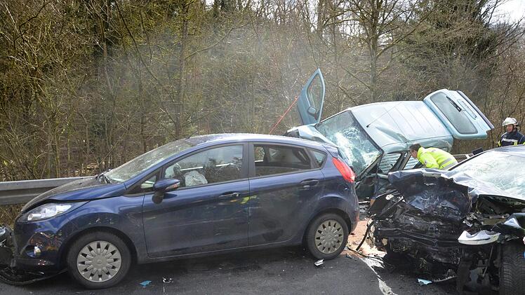 Auf der Staatsstra&szlig;e 2291 im Landkreis Bad Kissingen kam es am Sonntag zu einem t&ouml;dlichen Verkehrsunfall. Foto:  Peter Rauch