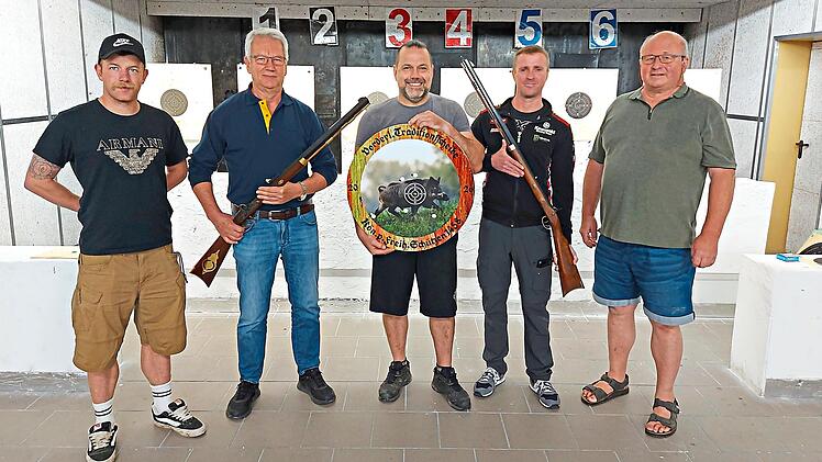 Auf dem Foto von links: Kevin Sch&ouml;lzke (Vorderlader Abteilungsleiter), Willi Weber, Christian Metzler, Matthias Clau&szlig; und Artur Haupt (2. Sch&uuml;tzenmeister) bei der Siegerehrung.G&uuml;nter Fr&ouml;hlich