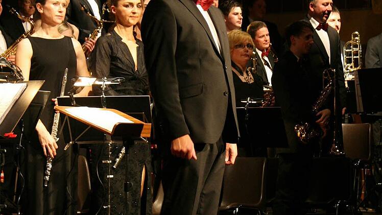 Dirigent Thomas Eschenbacher strahlt - und ist stolz auf seine Musiker.