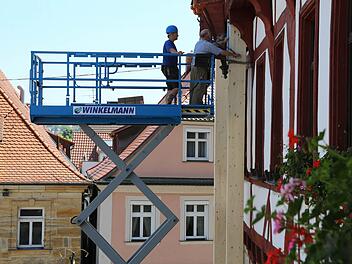 Der Zimmerer-Meister Anton Heim (rechts) mit der Wasserwaage bei den Arbeiten am Rathaus in schwindelerregender Höhe. Fotos: Barbara Herbst