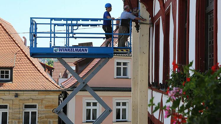 Der Zimmerer-Meister Anton Heim (rechts) mit der Wasserwaage bei den Arbeiten am Rathaus in schwindelerregender Höhe. Fotos: Barbara Herbst