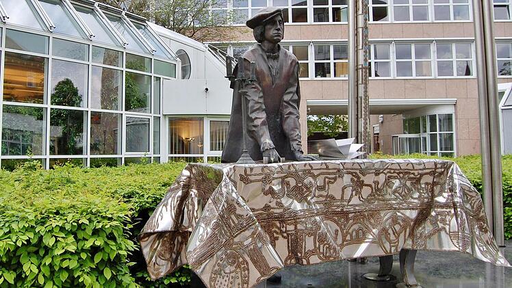 Der "Geldwechsler" hinter der Sparkasse kann zufrieden sein: Das Geschäftsjahr 2013 war ein gutes Jahr. Fotos: Sigismund von Dobschütz