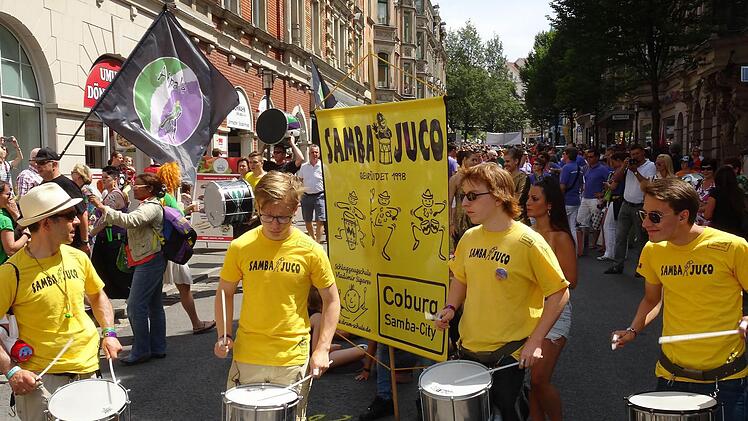 Erste Impressionen vom Samba-Umzug durch die Coburger InnenstadtFoto: Jochen Berger
