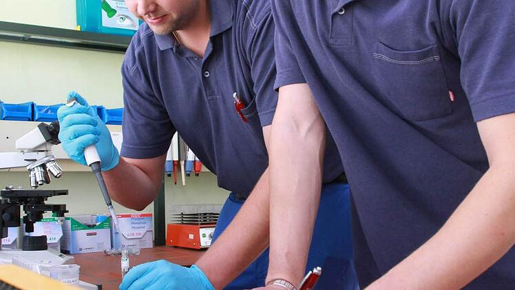 Tobias Dittrich und Jonny Heyne sind frisch gebackene Abwassermeister. Sie waren zwei von 30 Prüflingen aus ganz Deutschland, die in Lauingen an der Donau gebüffelt haben. Für die beiden Männer macht die Vielfalt und die Abwechslung ihren Beruf aus. Foto: Carmen Schmitt