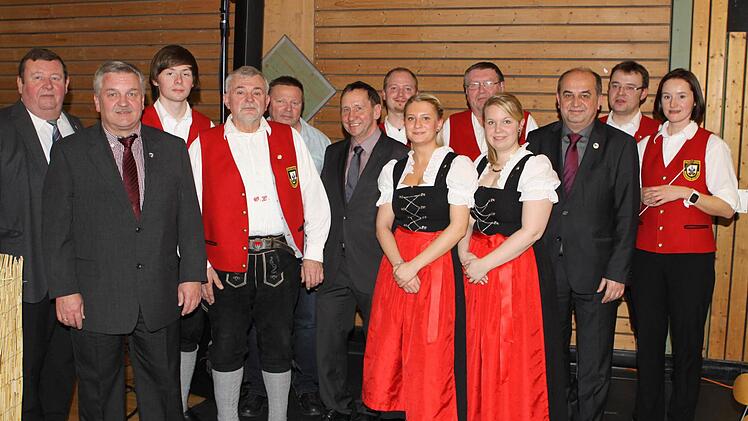 Die beim Dreikönigskonzert ausgezeichneten langjährigen Mitglieder mit den Verantwortlichen und Bürgermeister Norbert Gräbner Foto: Michael Wunder