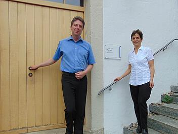 Die Türen der Kirche und des Pfarramtes werden Cornelia und Mark Meinhard bald nicht mehr täglich öffnen.  Foto: Petra Malbrich