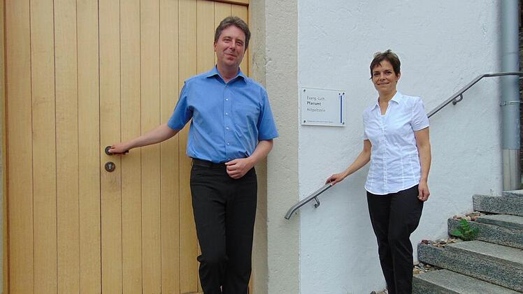 Die Türen der Kirche und des Pfarramtes werden Cornelia und Mark Meinhard bald nicht mehr täglich öffnen.  Foto: Petra Malbrich