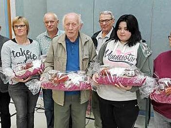 Friedrich Gleitsmann (l.) ehrte die erfolgreichen Teilnehmer. Foto: privat