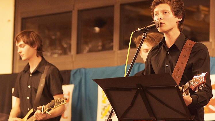 Den musikalisch passenden Schlusspunkt zum Frühlingskonzert lieferten Niklas Diller und seine Band "Major Seven" mit einer mitreißenden Darbietung von Pink Floys Klassiker "Another Brick in the Wall". Foto: mts