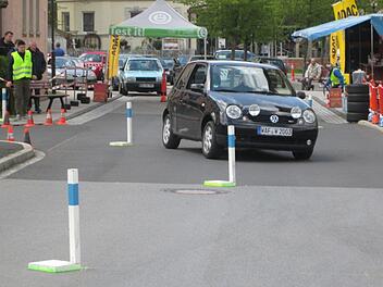 Slalom fahren war eine der Disziplinen beim ADAC Automobil-Turnier in Bad Brückenau, zu dem Fahrer aus ganz Deutschland anreisten.  Foto: Diana Leitsch