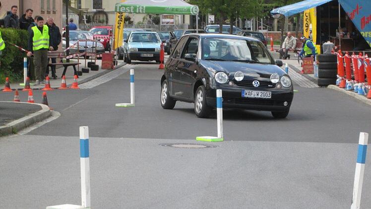 Slalom fahren war eine der Disziplinen beim ADAC Automobil-Turnier in Bad Brückenau, zu dem Fahrer aus ganz Deutschland anreisten.  Foto: Diana Leitsch