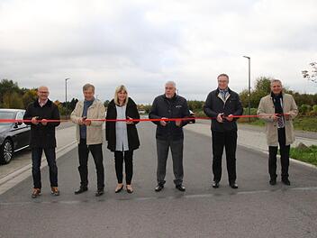 Symbolische Straßenfreigabe (von links): Marko Rützel (Baugesellschaft Hildburghausen), Bernd Löhnert (CEB), Zweite Bürgermeisterin Birgit Weber, Oberbürgermeister Norbert Tessmer, Bürgermeister Udo Döhler (Dörfles-Esbach) und Wilhelm Austen (SÜC). Foto: Simone Bastian