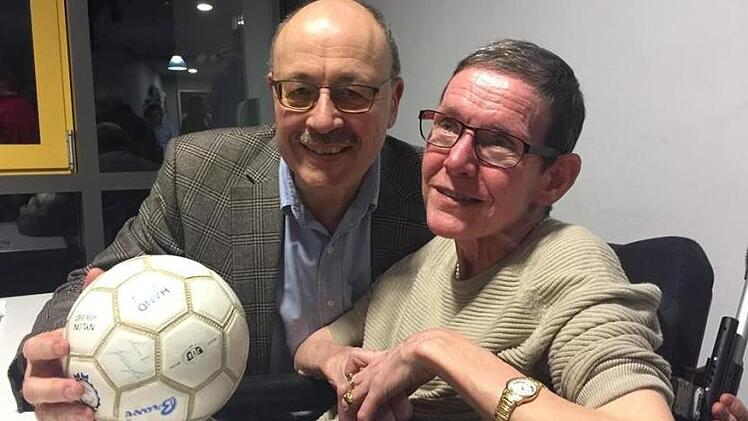 Sie ersteigerten den Handball mit den Unterschriften der Weltmeister von 1978: Ernst-Rudolf Bauer und seine Frau Benedikte. Natalie Gress