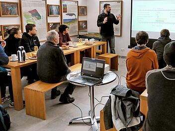Stefan Höhn bei seinem Vortrag vor den Studenten der Universität Nürnberg/Erlangen im Eingangsgebäude des Besucherbergwerkes.  Foto: Klaus-Peter Wulf