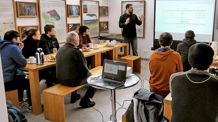 Stefan Höhn bei seinem Vortrag vor den Studenten der Universität Nürnberg/Erlangen im Eingangsgebäude des Besucherbergwerkes.  Foto: Klaus-Peter Wulf