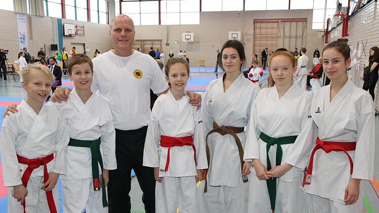 Die Coburger Karateka gingen in den Wertungen Schüler, Jugend und Junioren für das Karatedojo Naile an den Start (von links): Tom Kaebel, David Löffler, Trainer Stefan Müller (6. Dan), Helena Brunner, Mira Drechsel, Viktoria Syrkina und Johann Drechsel.