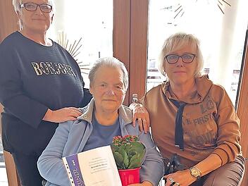 Für 25-jährige Mitgliedschaft beim VdK-Ortsverein Wallenfels zeichneten Ulla Barthel (rechts) und Ute Schlee (links) Bernadette Müller aus.