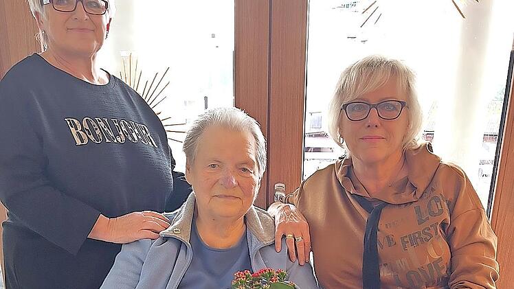 Für 25-jährige Mitgliedschaft beim VdK-Ortsverein Wallenfels zeichneten Ulla Barthel (rechts) und Ute Schlee (links) Bernadette Müller aus.