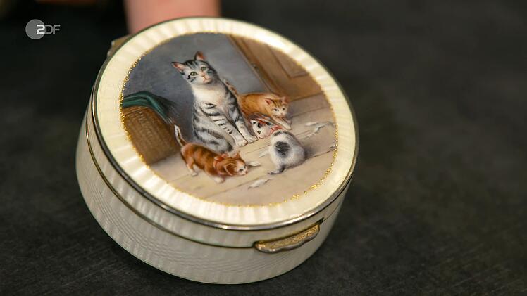 Die Dose mit Emaille-Malerei aus der Zeit zwischen 1872 und 1922 hatte einen Wert von 400 bis 500 Euro. Fabian Kahl bezahlte sogar 800 Euro.