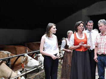 Bundesagrarministerin Ilse Aigner (vorne, Zweite von links) besichtigte den Milchviehbetrieb von Wolfgang Schleicher (rechts). Mit dabei waren (von links) Bundestagskandidatin Emmi Zeulner und CSU-Landtagsabgeordneter Martin Schöffel. Foto: Stephan Herbert Fuchs