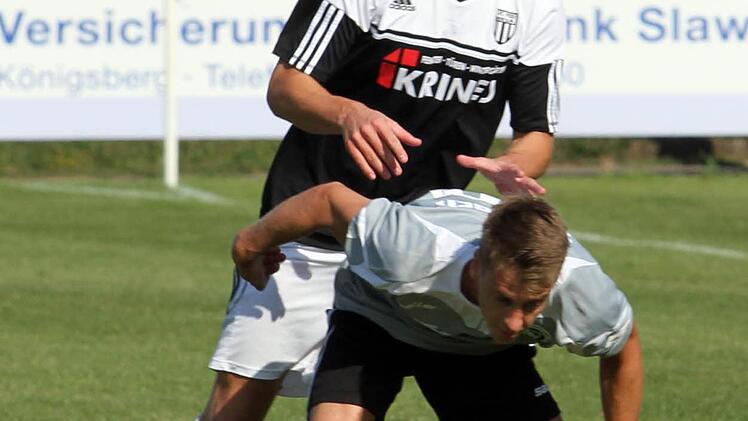 Sebastian Götz (links) nimmt seinen Gegenspieler etwas unsanft von hinten. Foto: Günther Geiling