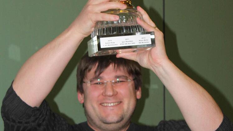 Stolz reckte Mark Lorenz vom FC Marktleuthen bei der Siegerehrung den Pokal in die Höhe.