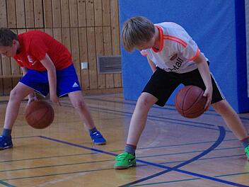 In der Halle der Turnerschaft spielten die Schüler der vierten Klassen Basketball. Foto: Marco Meißner