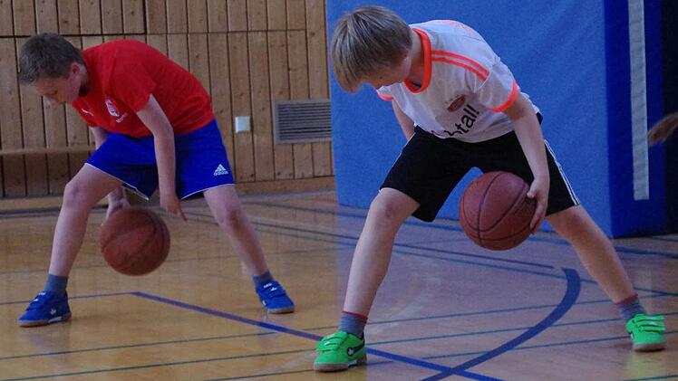 In der Halle der Turnerschaft spielten die Schüler der vierten Klassen Basketball. Foto: Marco Meißner
