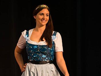 Die oberfränkische Bierkönigin Sabrina Lang präsentierte die Tracht für den Landkreis Coburg. Foto: Wunderatsch