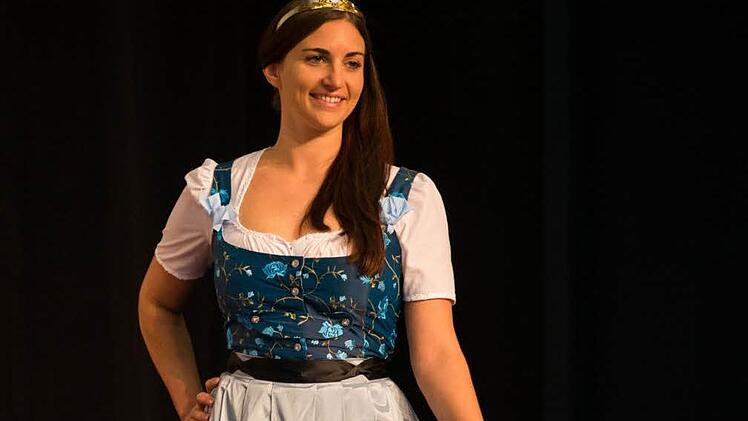 Die oberfränkische Bierkönigin Sabrina Lang präsentierte die Tracht für den Landkreis Coburg. Foto: Wunderatsch