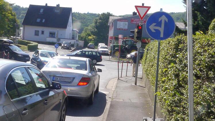 Von der Lauterer Straße aus können Autofahrer nur nach links abbiegen. Foto: Berthold Köhler