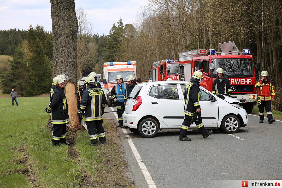 18-jähriger Autofahrer prall bei Konradsreuth gegen Baum