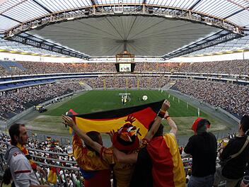 Fußballfans aus allen Nationen beten während der EM für Siege ihrer Mannschaften. Foto: Frank Rumpenhorst, dpa